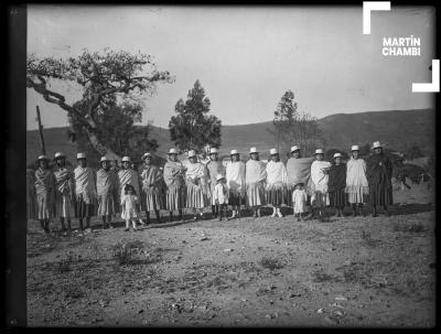 Retrato de mujeres puneñas en traje tradicional