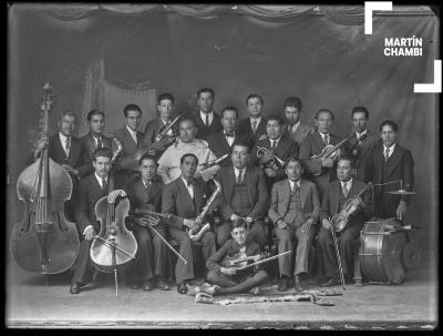 Luis Ochoa Guevara junto a orquesta cuzqueña