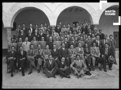 Estudiantes universitarios junto al catedrático Dr. Federico Ponce de León en la Universidad San Antonio Abad del Cuzco