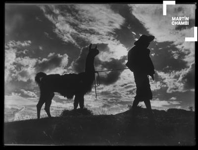 Contraluz de campesino caminando junto a auquénido. Imagen titulada por Martín Chambi &quot;El indio y su llama&quot;