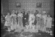 Retrato del matrimonio de Víctor Saldívar Herrera y Mary Alina Castro de Mendoza junto a sus damas de honor en la casa de Ricarda Luna Guerra