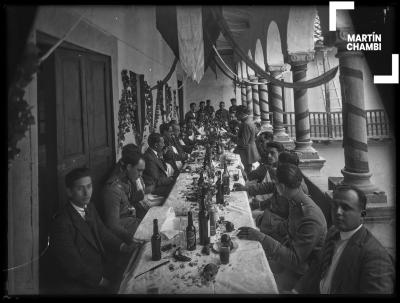 Banquete de autoridades cuzqueñas. Miembros del Cuerpo de Seguridad junto al prefecto de Cuzco, Víctor M. Vélez