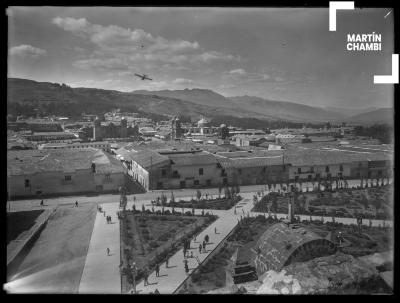 Llegada de Alejandro Velasco Astete, primer aviador cuzqueño. Vista desde la Plaza San Francisco