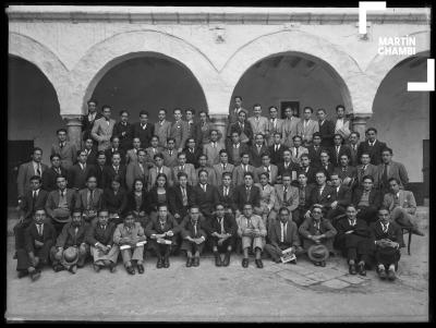 Estudiantes universitarios junto al catedrático Dr. Federico Ponce de León en la Universidad San Antonio Abad del Cuzco