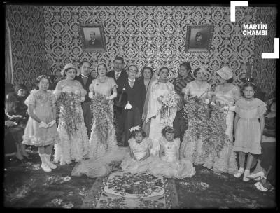 Retrato del matrimonio de Víctor Saldívar Herrera y Mary Alina Castro de Mendoza junto a sus damas de honor en la casa de Ricarda Luna Guerra