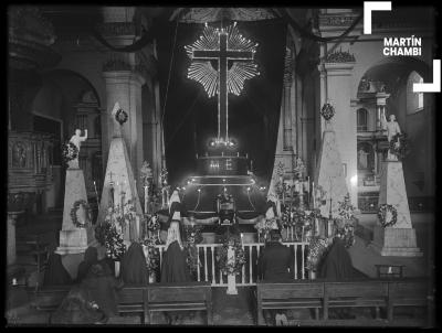 Capilla ardiente en el templo de La Merced, Cuzco. En el ataúd se ubican las iniciales M.E