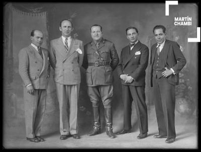 Coronel  Jorge Vargas, prefecto del Cuzco, junto a inspectores del gobierno peruano