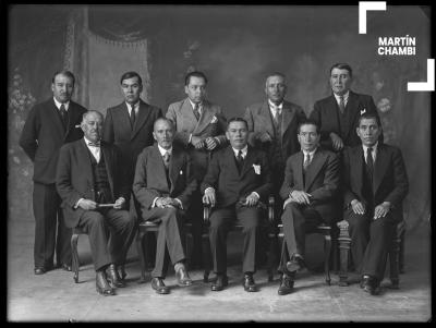 Retrato de hombres en estudio fotográfico