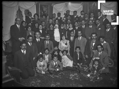 Reunión de familia árabe celebrando bautizo de una bebé con presencia del Reveredo Padre Pablo Jury, Vicario Organizador de la Iglesia Ortodoxa en América