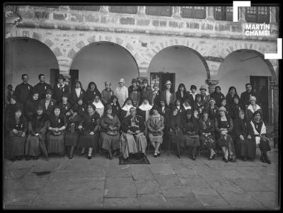 Retrato del grupo de Acción Católica de señoras cuzqueñas junto al monseñor Pedro P. Farfán y eclesiásticos