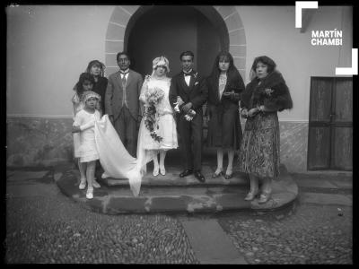 Retrato de matrimonio no identificado con presencia de José Marcos Frisancho Macedo y Doris de La Torre Romainville