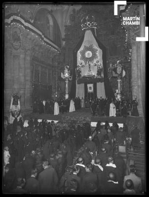 Autoridades civiles, militares y ecleasiásticas en ceremonia religiosa en la Iglesía de la Compañía de Jesús