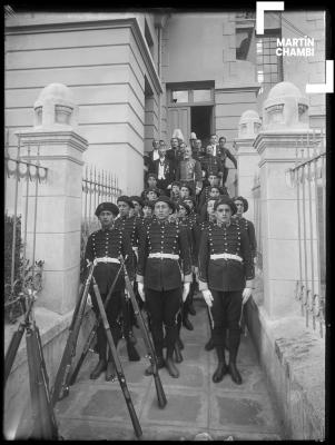 Personal de la embajada del Perú en Bolivia y cadetes de la escuela militar de Chorrillos