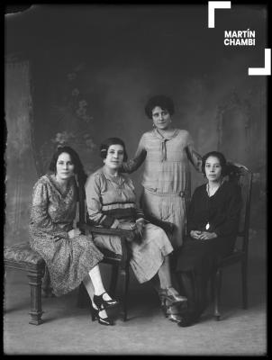 Retrato de esposas de cátedraticos en estudio fotográfico