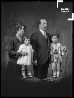 Retrato de la familia de Carlos J. Belón, representante de la Casa Belón, distribuidor de material fotográfico