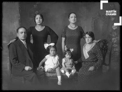 Retrato de familia no identificada en estudio fotográfico