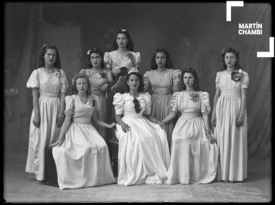 Retrato de Fany Boza, Reina de los colegios particulares junto a  su corte de honor