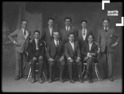 Retrato de hombres no identificados en estudio fotográfico