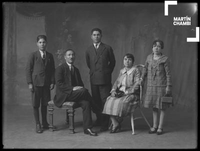 Retrato de familia no identificada en estudio fotográfico