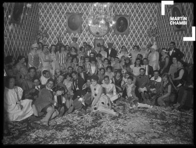 Retrato de personas en fiesta de carnaval