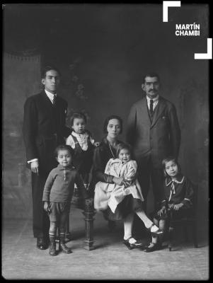 Retrato de familia no identificada en estudio fotográfico