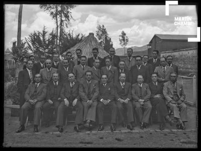 Retrato de catedráticos de la Universidad San Antonio Abad del Cuzco junto al rector David Chaparro