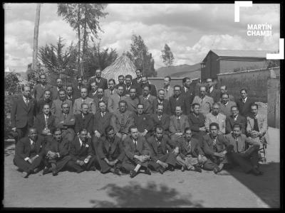 Retrato de catedráticos de la Universidad San Antonio Abad del Cuzco junto al rector David Chaparro