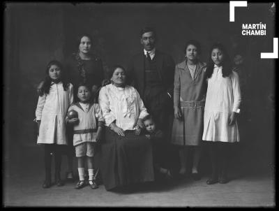 Retrato de familia no identificada en estudio fotográfico