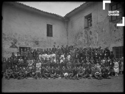 Grupo de estudiantes y maestros en colegio no identificado