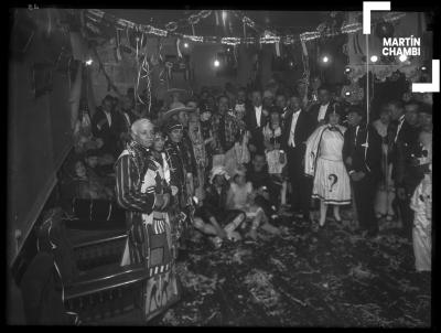 Retrato de personas en fiesta de carnaval