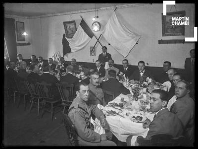 Banquete de bienvenida en honor a la embajada argentina, presidida por el embajador Agustín Pedro Justo. Participan autoridades civiles y militares