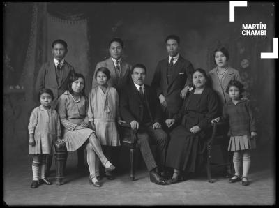 Retrato de familia no identificada en estudio fotográfico