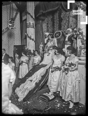 Retrato de la Laura Corazao, reina de los Juegos Florales del Cuzco junto a su corte de honor