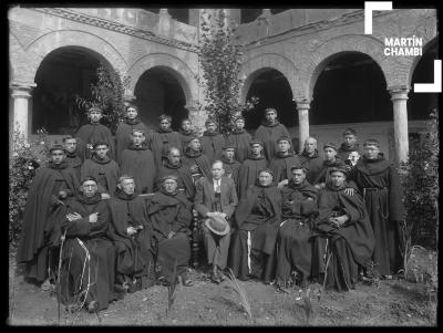 Retrato de franciscanos en el claustro del convento San Francisco de Asís. En el medio, el gerente general de los ferrocarriles del sur del Perú, Louis Stanley Blaisdell