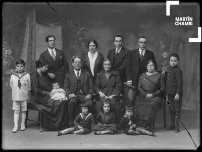 Retrato de la familia de José Gregorio Pacheco y Clotilde Scheiner junto a sus hijos y sobrinos