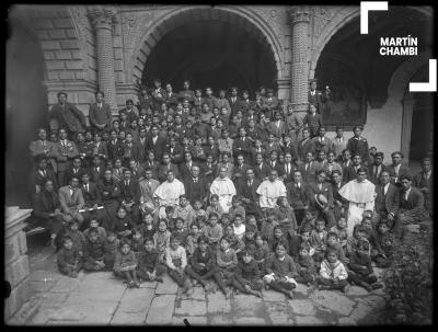 Retrato de escolares y maestros del colegio  la Merced en los claustros del convento