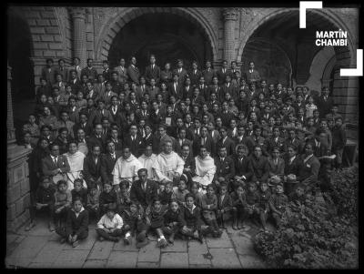 Retrato de escolares y maestros del colegio  la Merced en los claustros del convento