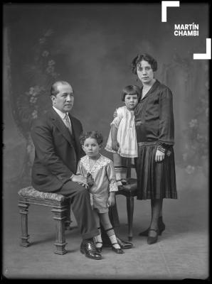 Retrato de la familia de Carlos J. Belón, representante de la Casa Belón.  Distribuidor de material fotográfico