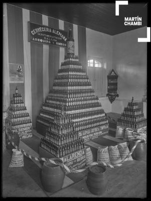 Stand de la cervecería Alemana Günther y Tedow SA, exihibición de las cervezas Halarenda y Brontchampan en la &quot;Exposición Industrial&quot; de Cuzco