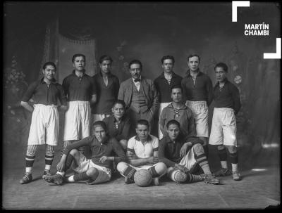 Retrato del equipo de fútbol del Colegio Nacional de Ciencias de 1929 junto al director José Uriel García