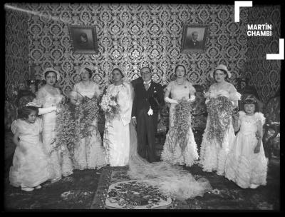 Retrato del matrimonio de Víctor Saldívar Herrera y Mary Alina Castro de Mendoza junto a sus damas de honor