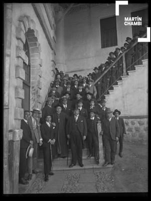 Reunión social de autoridades cuzqueñas en la prefactura de Cuzco junto al prefecto, Victor M. Vélez y Pedro Pascual Farfán de los Godos, obispo del Cuzco