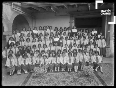 Retrato de escolares y maestras del  colegio de Maria Auxiliadora en la Plaza Nazarenas