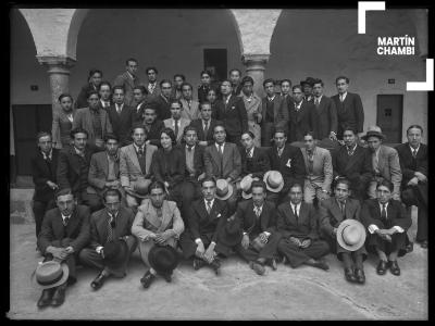 Retrato de alumnos universitarios en los claustros de la Universidad San Antonio Abad del Cuzco. Antiguo local ubicado en la Plaza de Armas