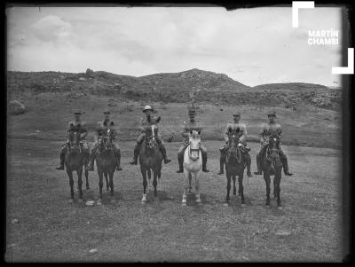 Retrato ecuestre de altos mandos militares en inmediaciones de Saqsaywaman