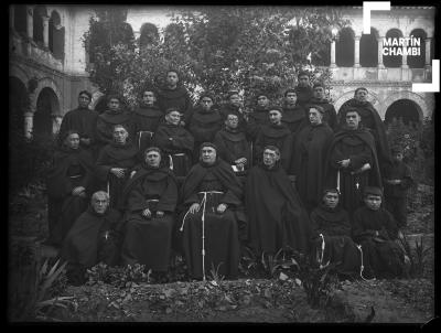 Retrato de padres franciscanos en el claustro del convento San Francisco de Asís