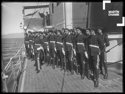 Retrato de cadetes de la escuela militar de Chorrillos en barco rumbo a Bolivia