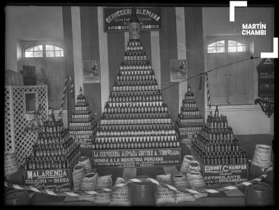 Stand de la cervecería Alemana Günther y Tedow SA, exihibición de las cervezas Halarenda y Brontchampan en la &quot;Exposición Industrial&quot; de Cuzco