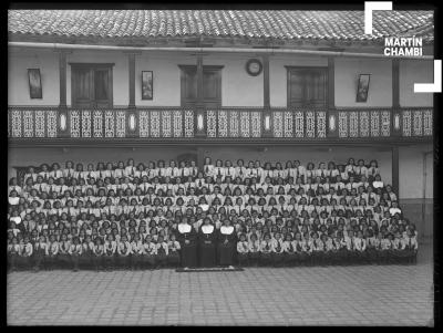 Retrato de escolares y maestras del  colegio de Maria Auxiliadora en la Plaza Nazarenas