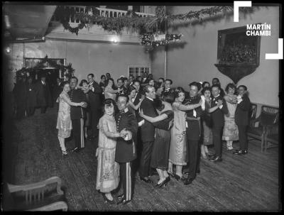 Baile de gala en el Club Cuzco en homenaje al aviador Alejandro Velasco Astete